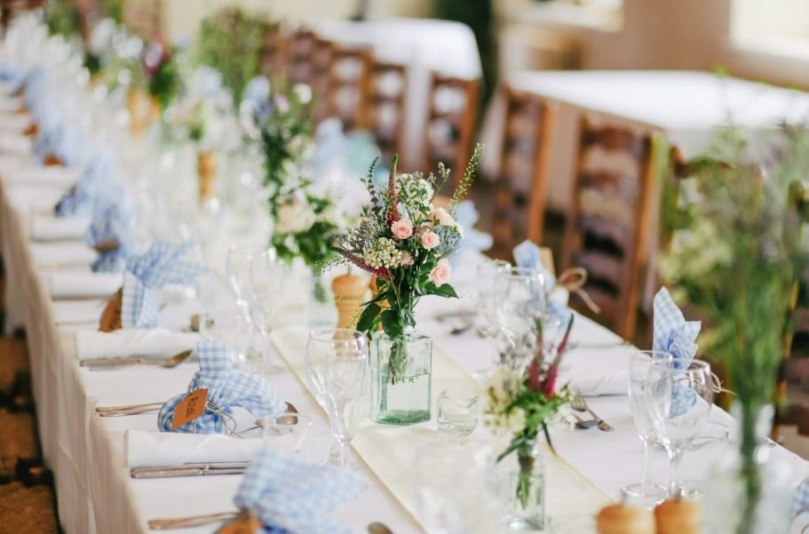 Festlich gedeckte Tafel mit Wiesenblumen
